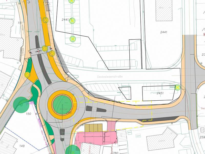 Die Abbildung zeigt einen detaillierten Straßenplan mit einem Kreisverkehr und umgebenden Gebäuden und Grundstücken.