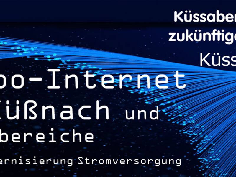 Es handelt sich um ein Werbebanner mit der Aufschrift "Turbo-Internet für Küsnach und Außenbereiche inkl. Modernisierung Stromversorgung", umgeben von leuchtend blauen Lichtstrahlen auf dunklem Hintergrund, welches Investitionen in Infrastruktur durch Küßaberg darstellt.