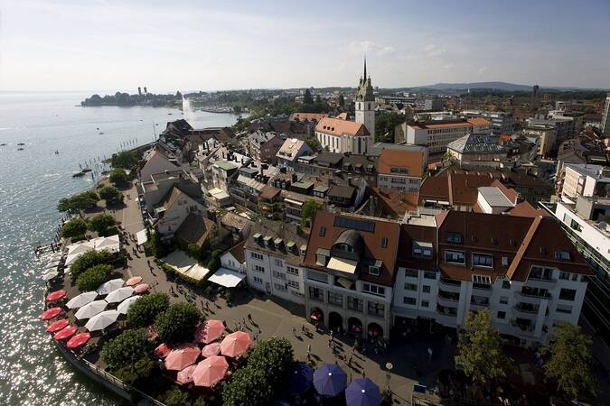 Blick auf die Stadt Friedrichshafen vom Moleturm aus