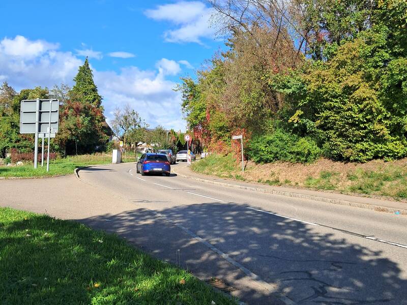 Blick auf den Kreuzungsbereich auf Höhe Friedhof Rheinheim mit der Abfahrt links abbiegend aus Richtung Danstetten kommend Richtung Rheinheim Kreisverkehr