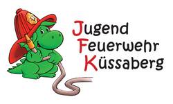 Das Bild zeigt einen grünen Drachen mit einem roten Feuerwehrhelm und einem Schlauch in der Hand. Neben dem Drachen ist eine Schriftzug "Jugend Feuerwehr Küssaberg" 