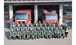 Gruppenfoto von der Feuerwehr Küssaberg vor einem Feuerwehrgerätehaus.