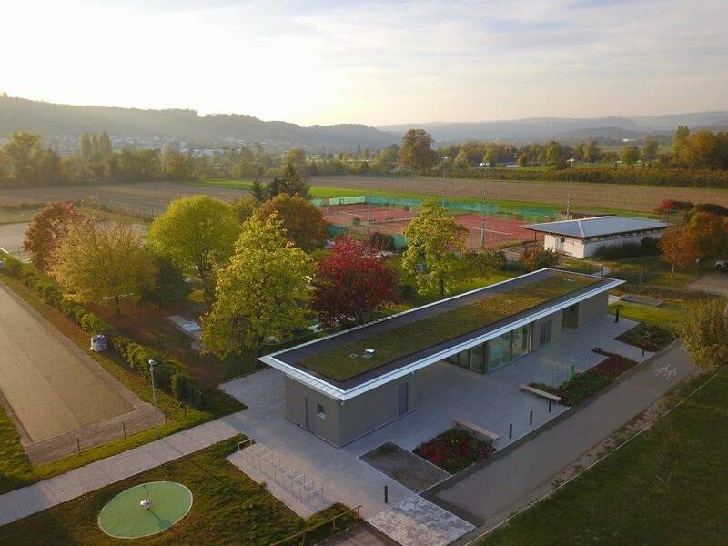 Luftansicht der Freizeitanlage, Gebäude der Tourist Information und Kiosk, im Hintergrund die Tennisplätze