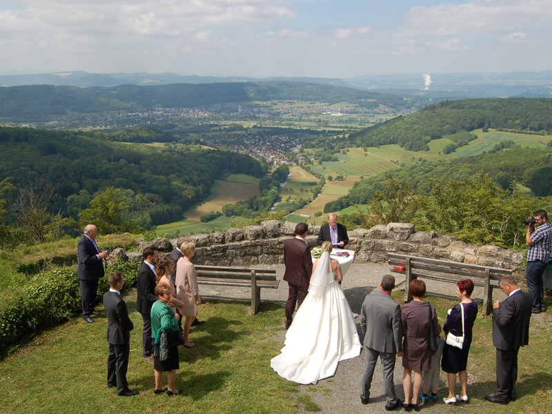 Hochzeit auf der Küssaburg, in der Mitte das Brautpaar bei der Trauung, versetzt dahinter die Hochzeitsgesellschaft