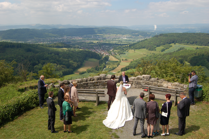 Hochzeit auf der Küssaburg, in der Mitte das Brautpaar bei der Trauung, versetzt dahinter die Hochzeitsgesellschaft