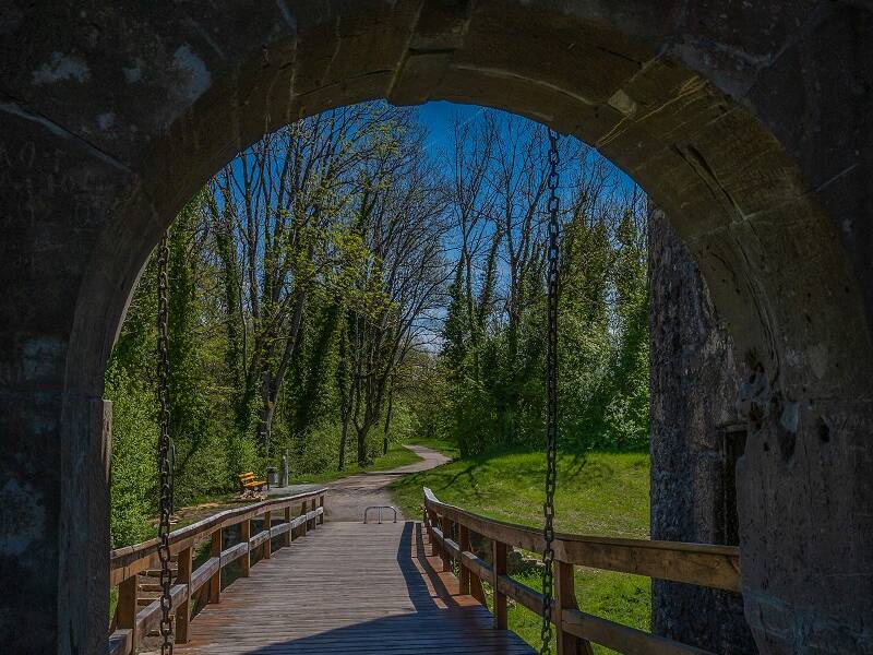 Blick aus dem Eingangstor Küssaburg Ruine auf die Zugbrücke 