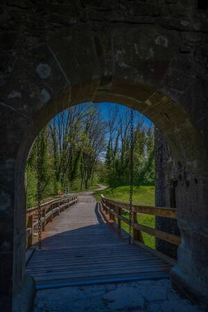 Blick aus dem Eingangstor Küssaburg Ruine auf die Zugbrücke 