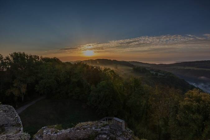 Ein Sonnenuntergang vom Turm der Küssaburg mit schleierwolken