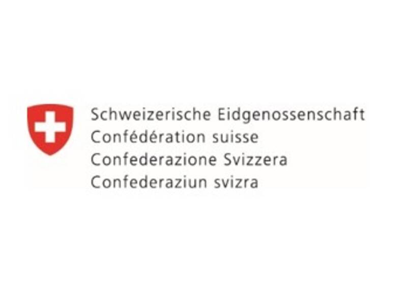 schwarzer Schriftzug Schweizerische Eidgenossenschaft, auf weißem Grund. Links im Bild ein Wappensymbol mit weißem Kreuz auf rotem Grund 