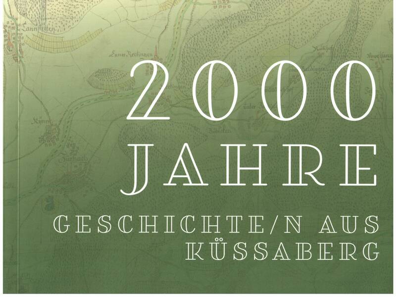 Das Bild zeigt das Cover eines Buches oder einer Publikation mit der Aufschrift "2000 JAHRE GESCHICHTE/N AUS KÜSSABERG" in großen weißen Lettern, überlagert auf einem Hintergrund, der wie eine historische Landkarte aussieht.