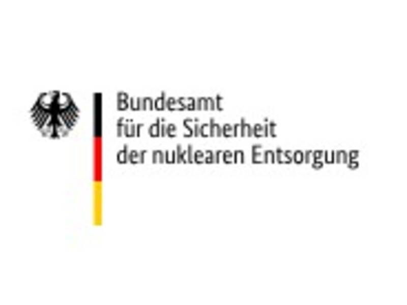 Das Bild zeigt das Logo des Bundesamts für die Sicherheit der nuklearen Entsorgung mit einem stilisierten Bundesadler und einem vertikalen Streifen in den deutschen Nationalfarben.