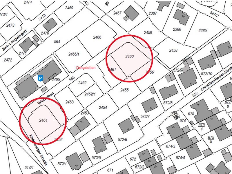 Das Bild zeigt einen Ausschnitt eines Grundstücksplans, auf dem zwei spezifische Flächen (die Parzellen 2460 und 2464) mit roten Kreisen markiert sind. Der Plan enthält Straßennamen wie „Kadelburger Straße“, „Wüstreben“ und „Christian-Roder-Straße“ sowie nummerierte Grundstücke und Gebäude.