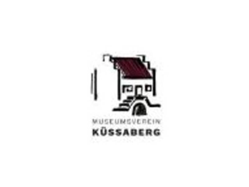 Das Bild zeigt das Logo des Museumvereins Küssaberg mit einer stilisierten Illustration eines Gebäudes mit Treppen und einem roten Dach.