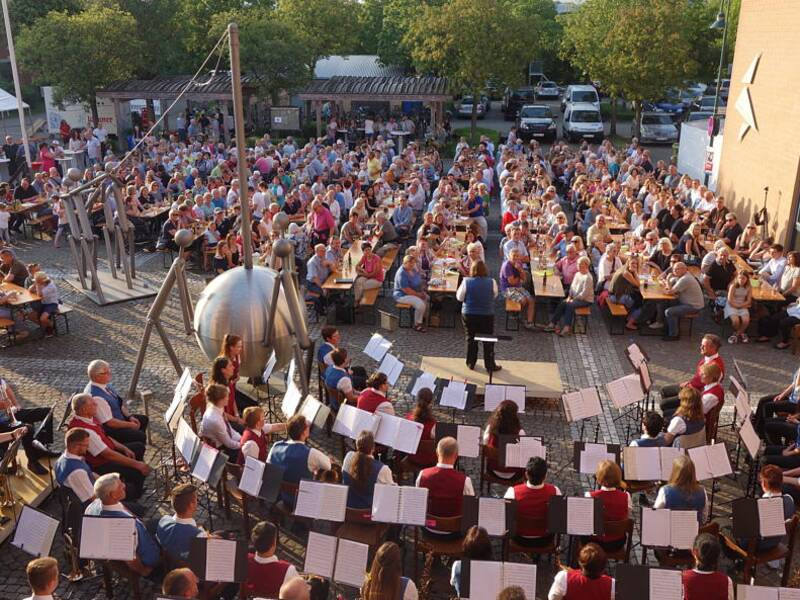 Konzert der Musikvereine auf dem Rathausplatz mit einer großen Anzahl an Gästen